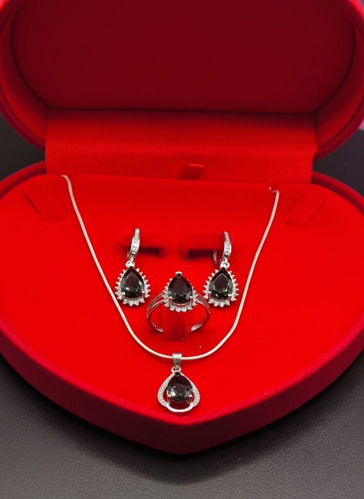 Midnight Elegance Black Teardrop Ring Set